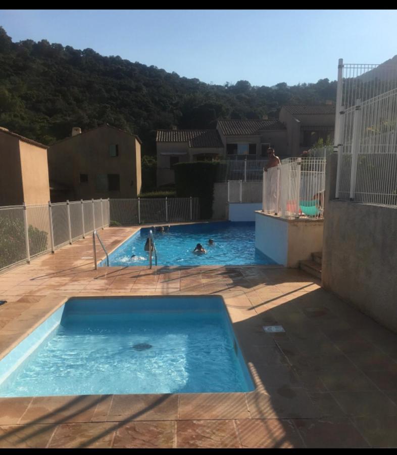 Cavalaire Vue Mer Au Loin Maisonnette Tout Equipee Pour 4 Personnes Avec Piscine Clim Wifi Velos Tv Barbecues Eksteriør billede