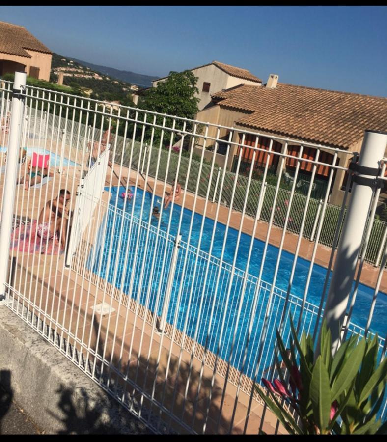 Cavalaire Vue Mer Au Loin Maisonnette Tout Equipee Pour 4 Personnes Avec Piscine Clim Wifi Velos Tv Barbecues Eksteriør billede