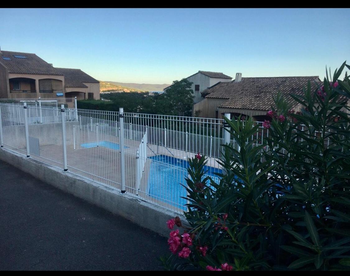 Cavalaire Vue Mer Au Loin Maisonnette Tout Equipee Pour 4 Personnes Avec Piscine Clim Wifi Velos Tv Barbecues Eksteriør billede