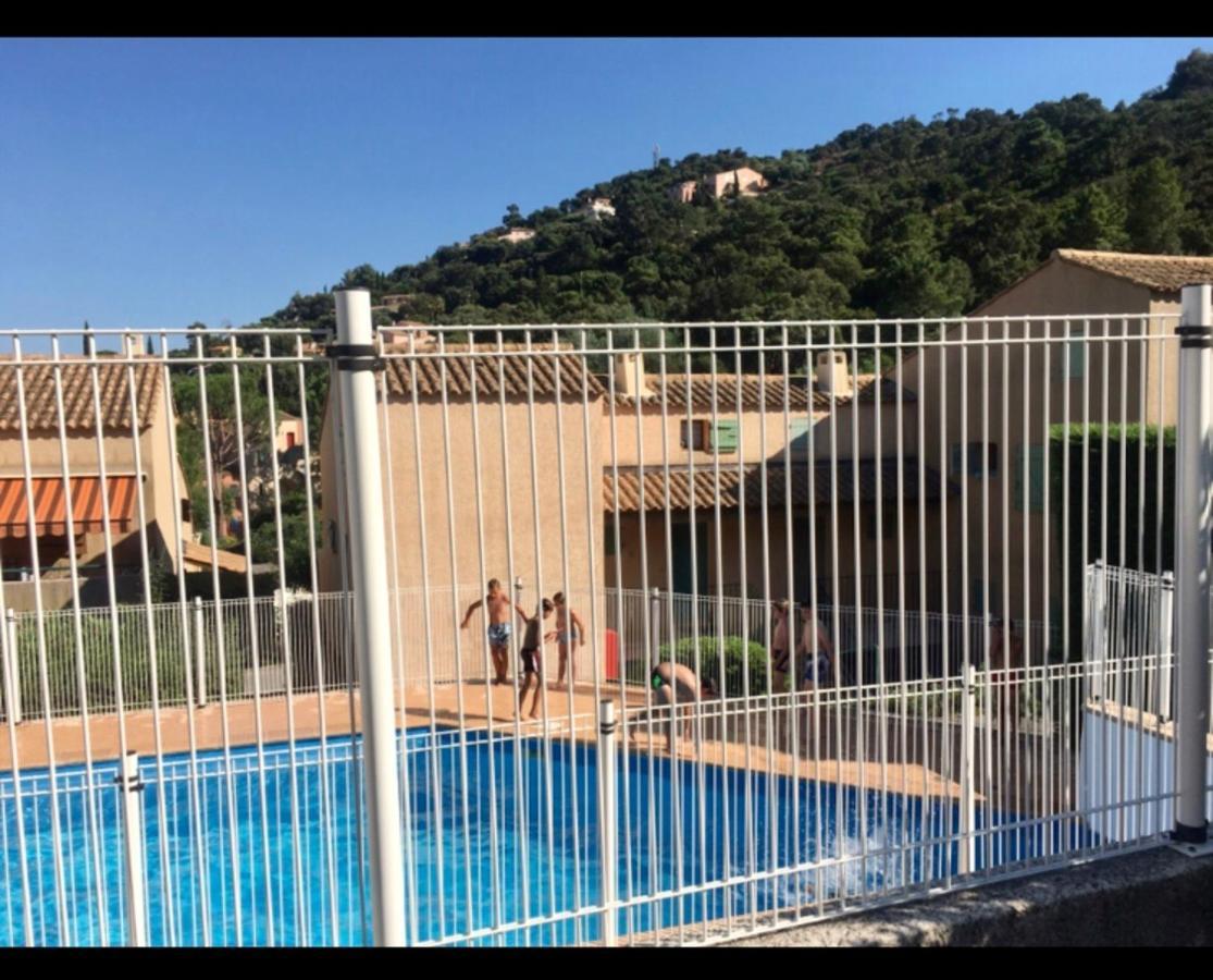 Cavalaire Vue Mer Au Loin Maisonnette Tout Equipee Pour 4 Personnes Avec Piscine Clim Wifi Velos Tv Barbecues Eksteriør billede