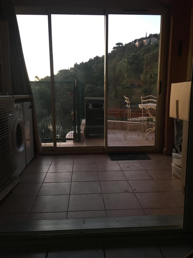 Cavalaire Vue Mer Au Loin Maisonnette Tout Equipee Pour 4 Personnes Avec Piscine Clim Wifi Velos Tv Barbecues Eksteriør billede
